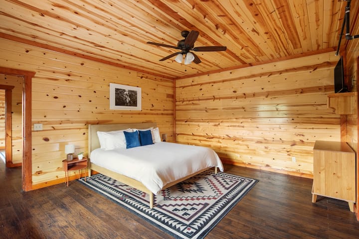 La camera da letto 3 dispone di un letto matrimoniale grande e di un bagno interno.