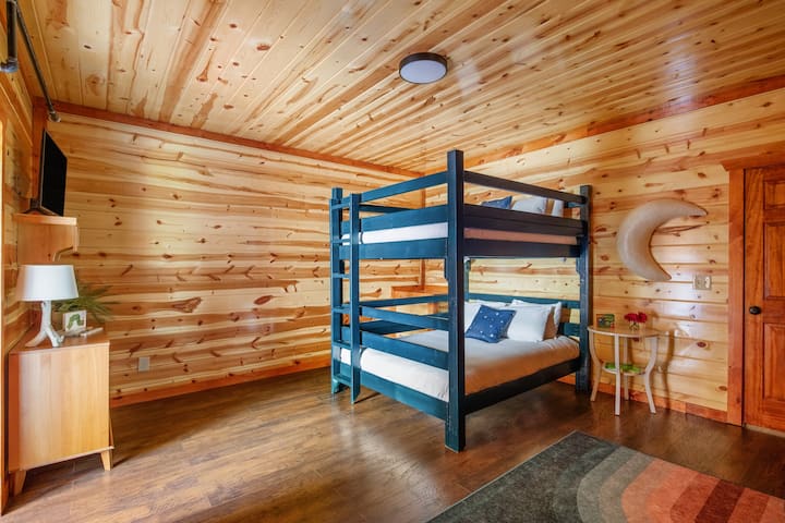 La camera da letto 2 dispone di un letto a castello matrimoniale e di un bagno interno.