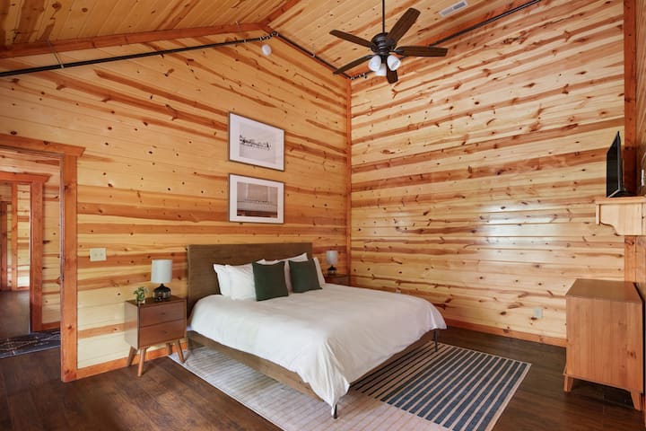 La camera da letto 6 dispone di un letto matrimoniale grande e di un bagno interno.