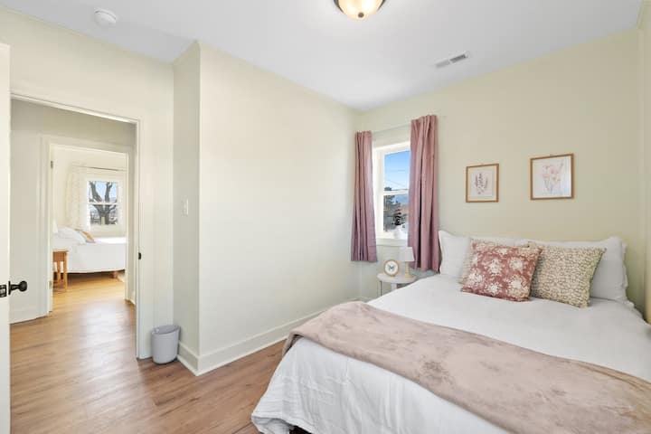 Manželská posteľ so šatníkom a lampou 