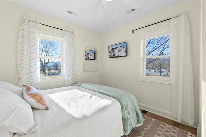 Manželská posteľ s inteligentnou televíziou