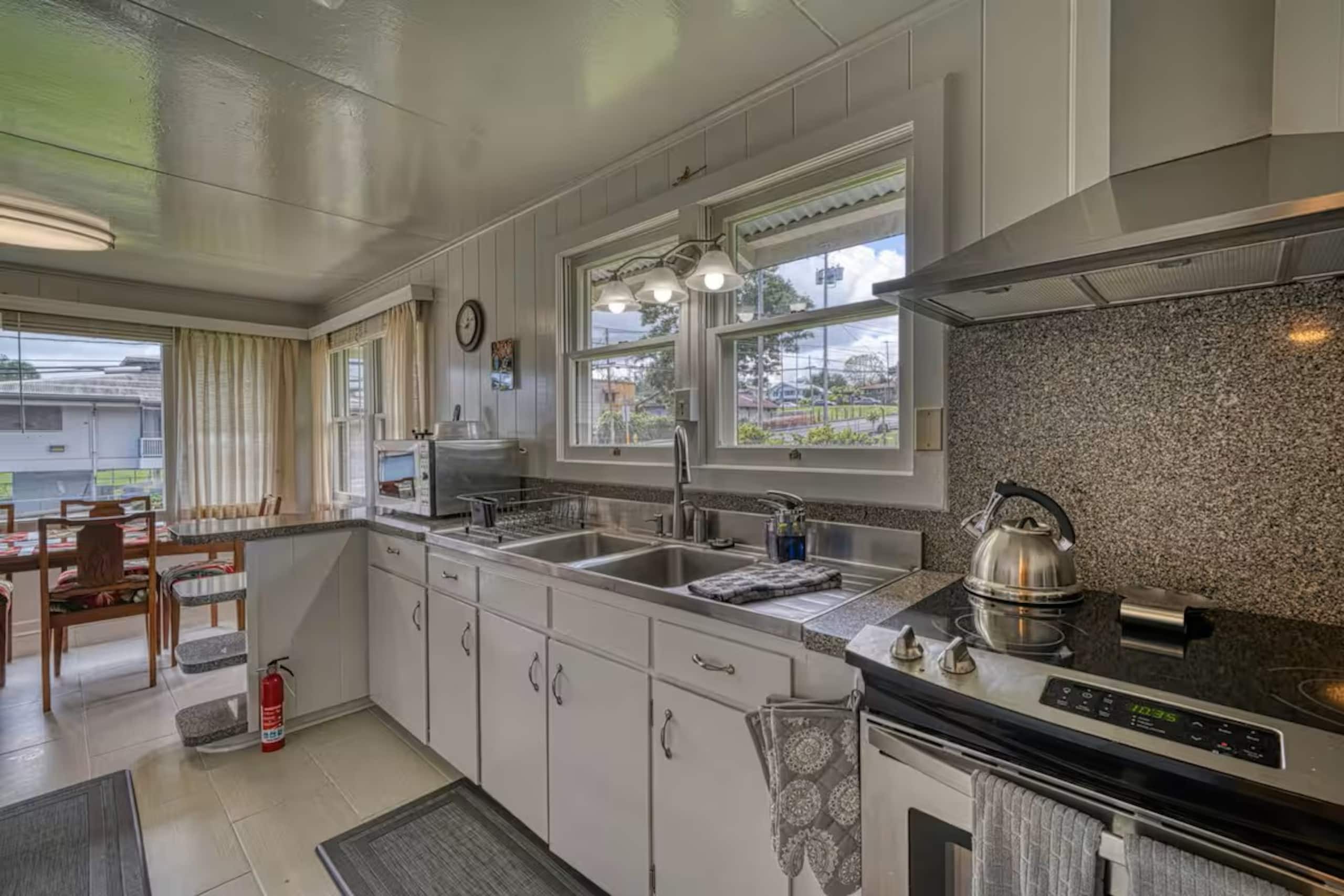 Home in Hilo · ★5.0 · 4 bedrooms · 4 beds · 2 private baths - Image 5