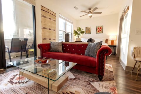 Top Airbnb: 8 mins 2 Broadway | Salt Pool | Gym | Free Parking in Green Hills Midtown