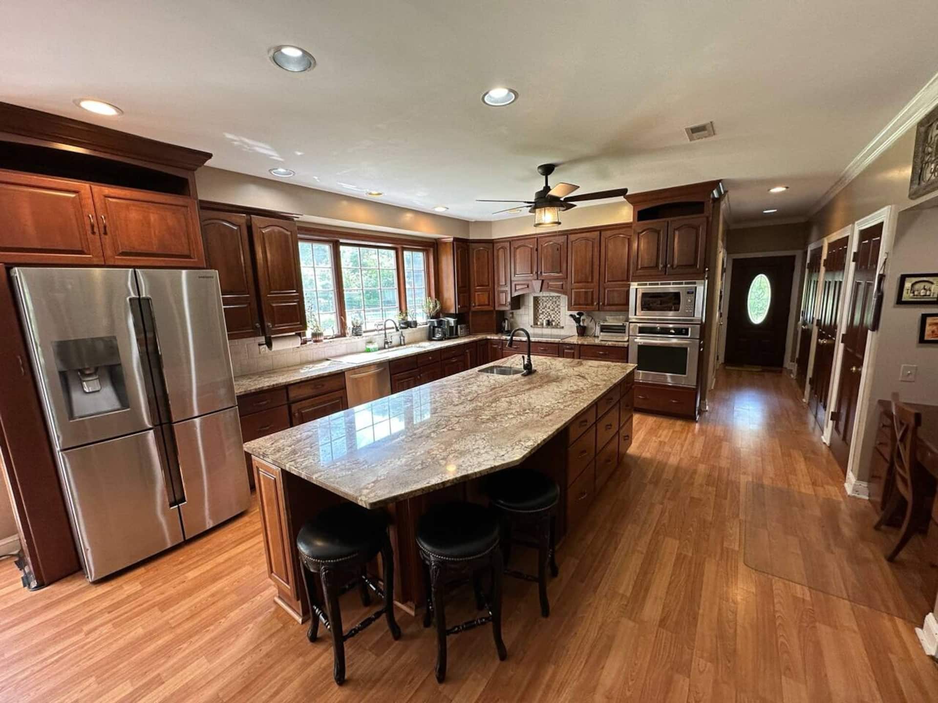 Large Home w Pool, Gym, 7 Bedrooms, Sleeps 21 — photo 2
