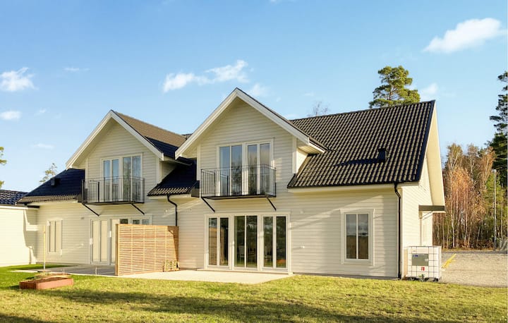 Nice Home In Västervik With Lake View - Västervik