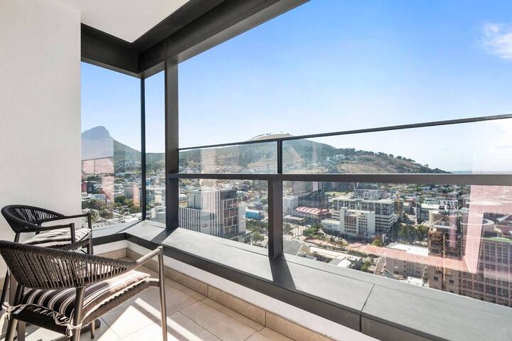 Cape Town Penthouse – Breath taking Views. gallery image 4