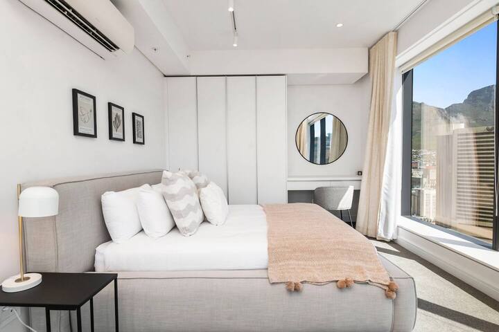 Cape Town Penthouse – Breath taking Views. gallery image 3