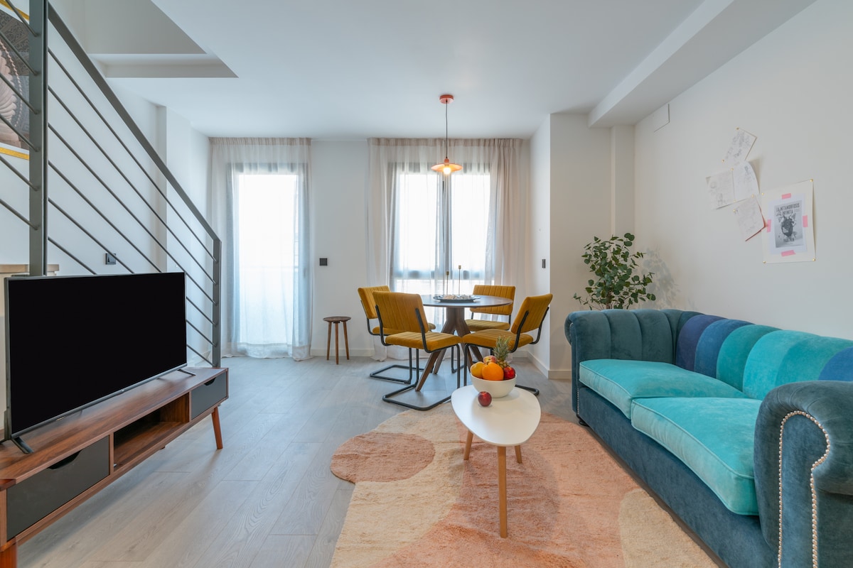 Top Airbnb: Bohemian artist's loft, vivid design, downtown Mál in Conde De Ureña