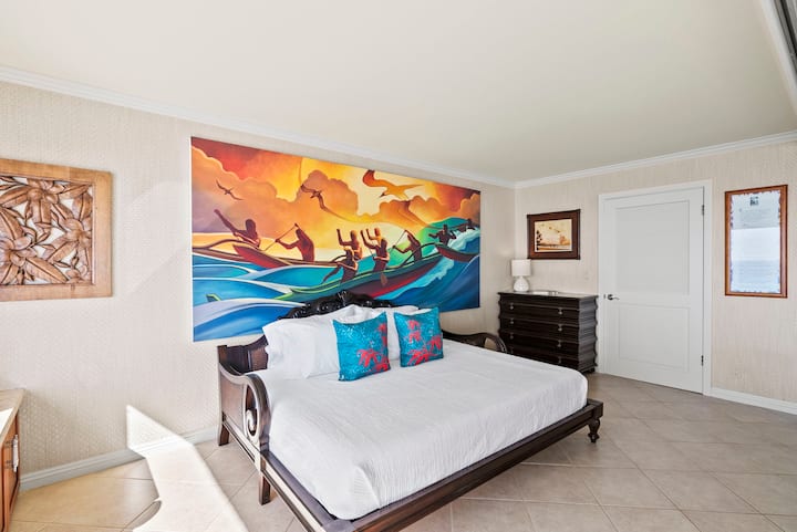 Një mural i gjallë plotëson këtë dhomë gjumi të rehatshme, me një divan krevat të rehatshëm dhe atmosferë të qetë oqeanike.