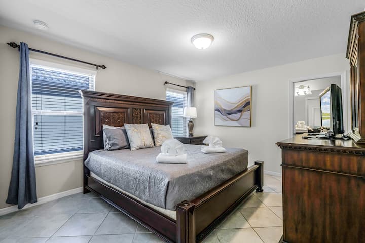 Опуштете се во овој простран и елегантно опремен спален апартман со брачен кревет, природна светлина и мирен амбиент. Идеално за мирни ноќи.