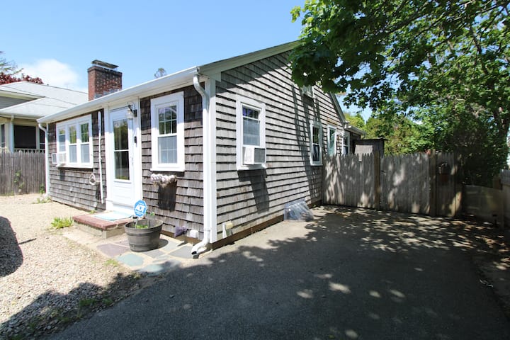 Adorable Hyannis Retreat Near Ferries & Fun! 2309 - Barnstable, MA