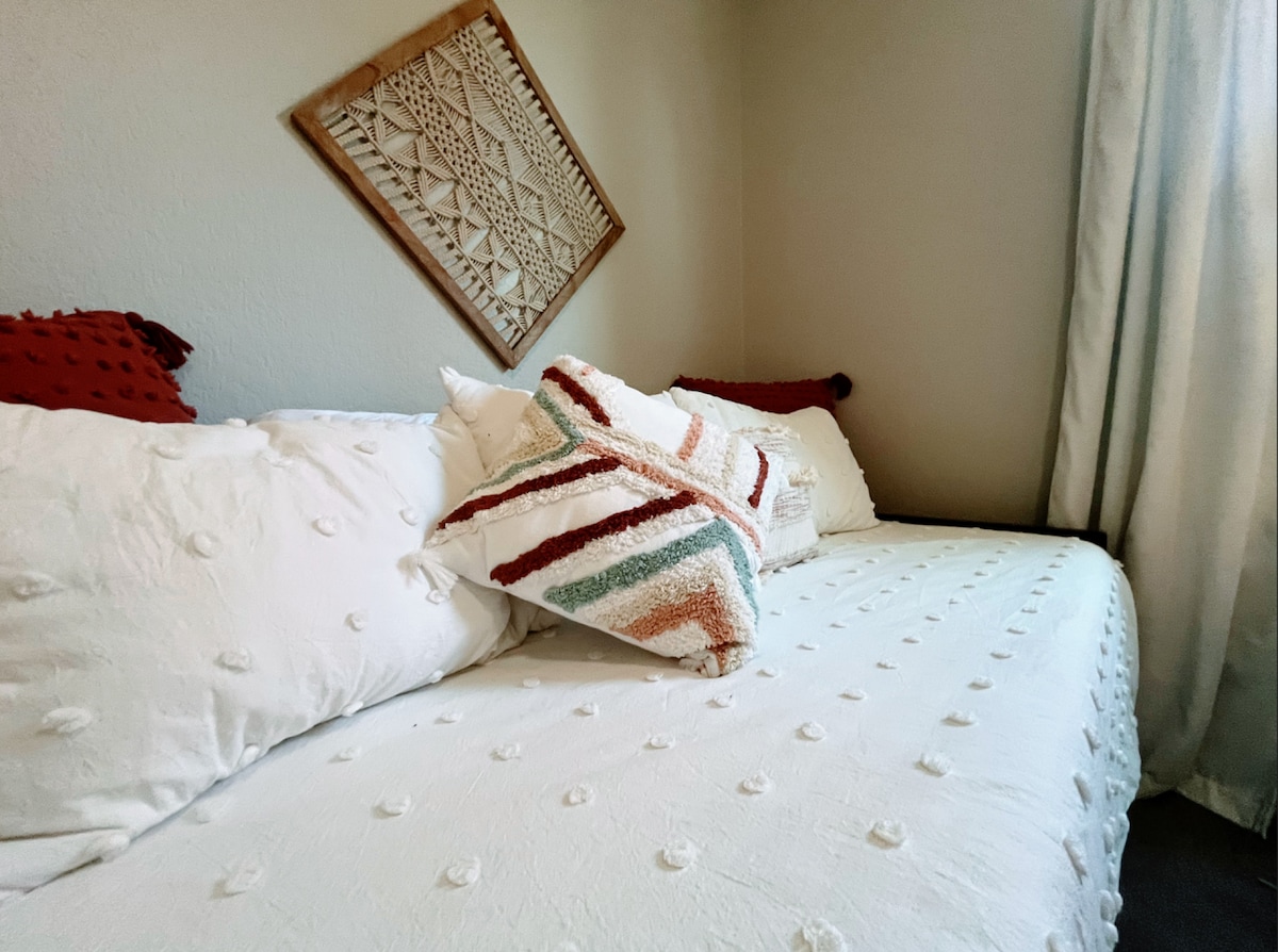 Belle chambre parfaite pour tous les enfants ! Notre lit jumeau est en fait un lit gigogne, donc un matelas jumeau glisse parfait pour les familles ! De plus, nous avons un lit pour bébé d'appoint dans le placard.