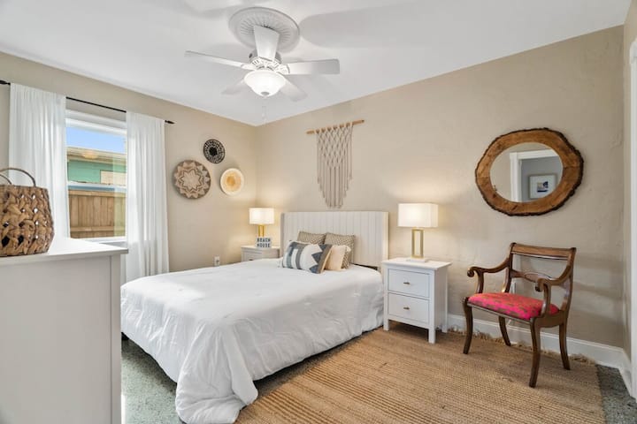 غرفة نوم رئيسية مريحة مع سرير كوين فخم والكثير من الضوء الطبيعي