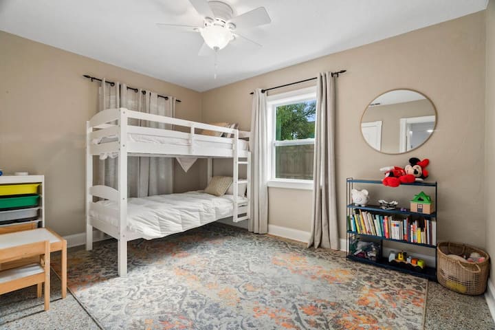 تتميز غرفة نوم الضيوف بأسرّة بطابقين وأسرّة بطابقين مثالية للأطفال