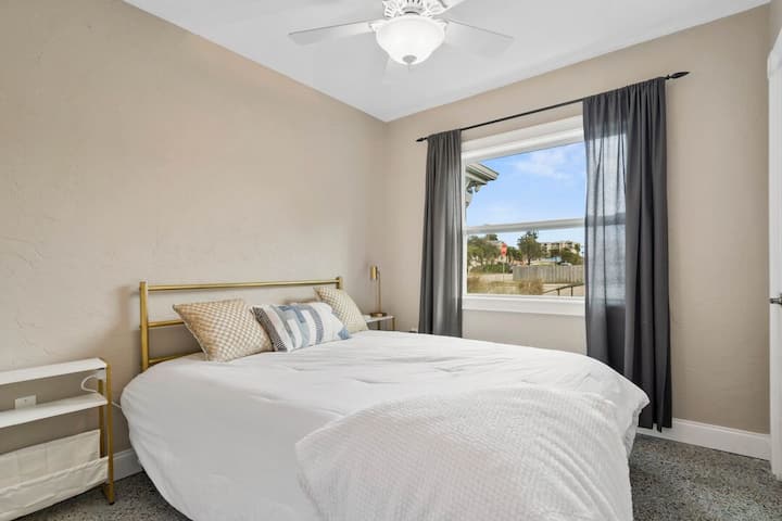 غرفة نوم جذابة للضيوف مع سرير كبير مريح.