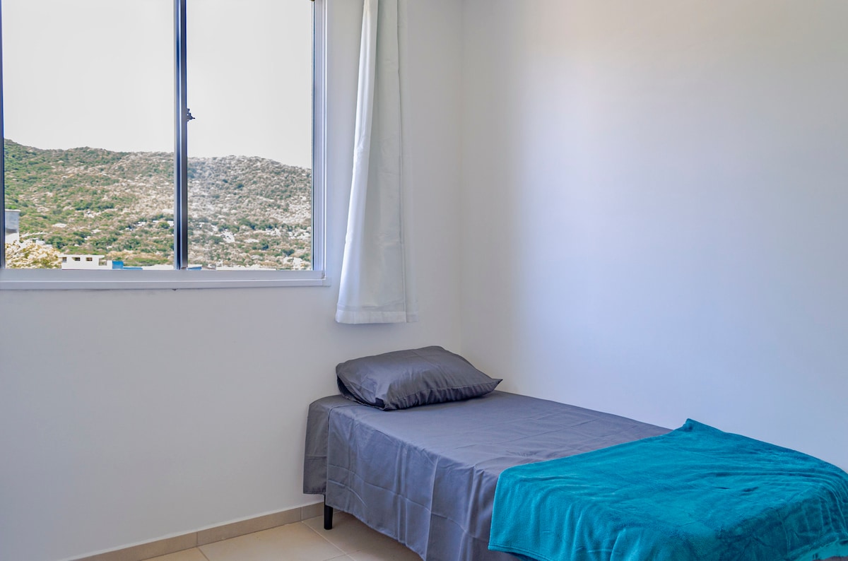 Në dhoma ka perde për privatësi dhe rehati më të madhe në qëndrimin tënd