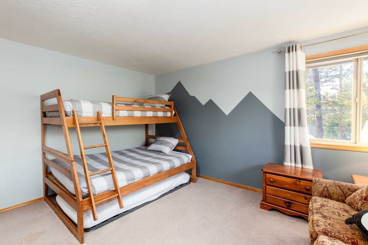 Пирамидален кревет на спрат со спална соба со кревет на извлекување (широк 80 – 109 см) – на горниот кат