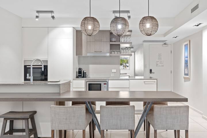 Superior Beachfront Apartment – Fairshore Noosa gallery image 3