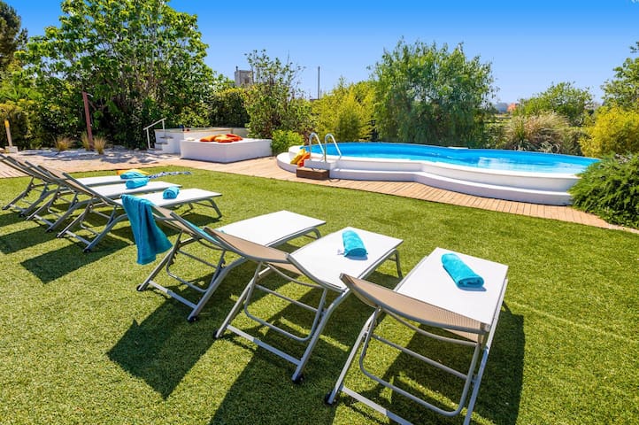 Villa Ambra by Villa Plus gallery image 4