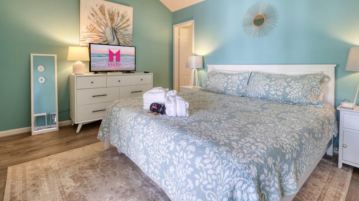 Suite principal con balcón privado.