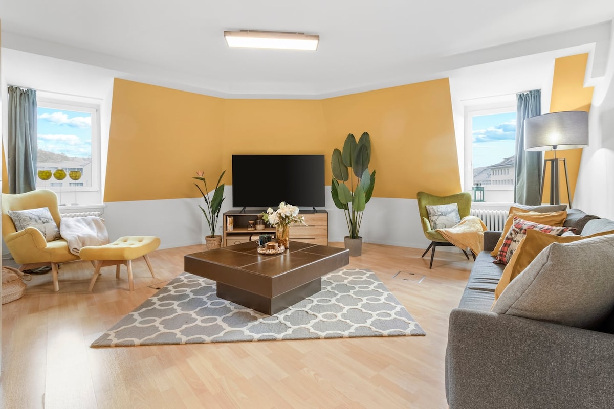 סלון מרווח ומעוצב להפליא, שנועד לרגעים של מנוחה משותפת.