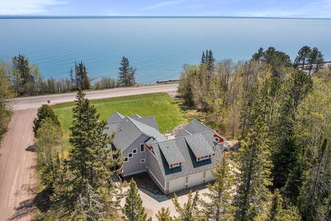 Lake Luxury Retreat / Duluth / Game Room / Theatre