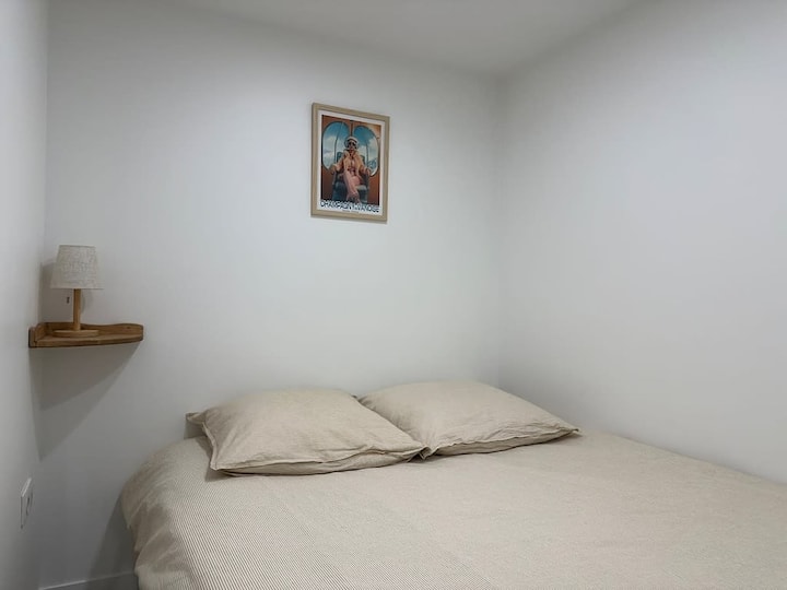 Dormitorio con ropa de cama de calidad