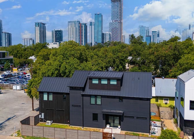 Walk to Downtown! Sleeps 16! MiniPutt + GameRoom!