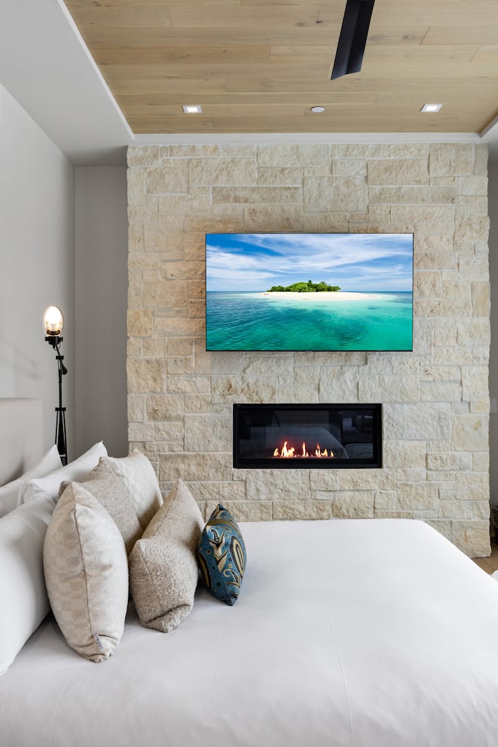 45 - dormitori principal amb llar de foc i televisió