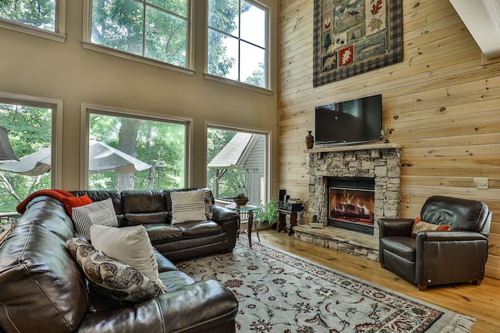 Lakeside Cloud 9 | Pet Friendly, Hot Tub, Lake - Cabins for Rent in Big ...