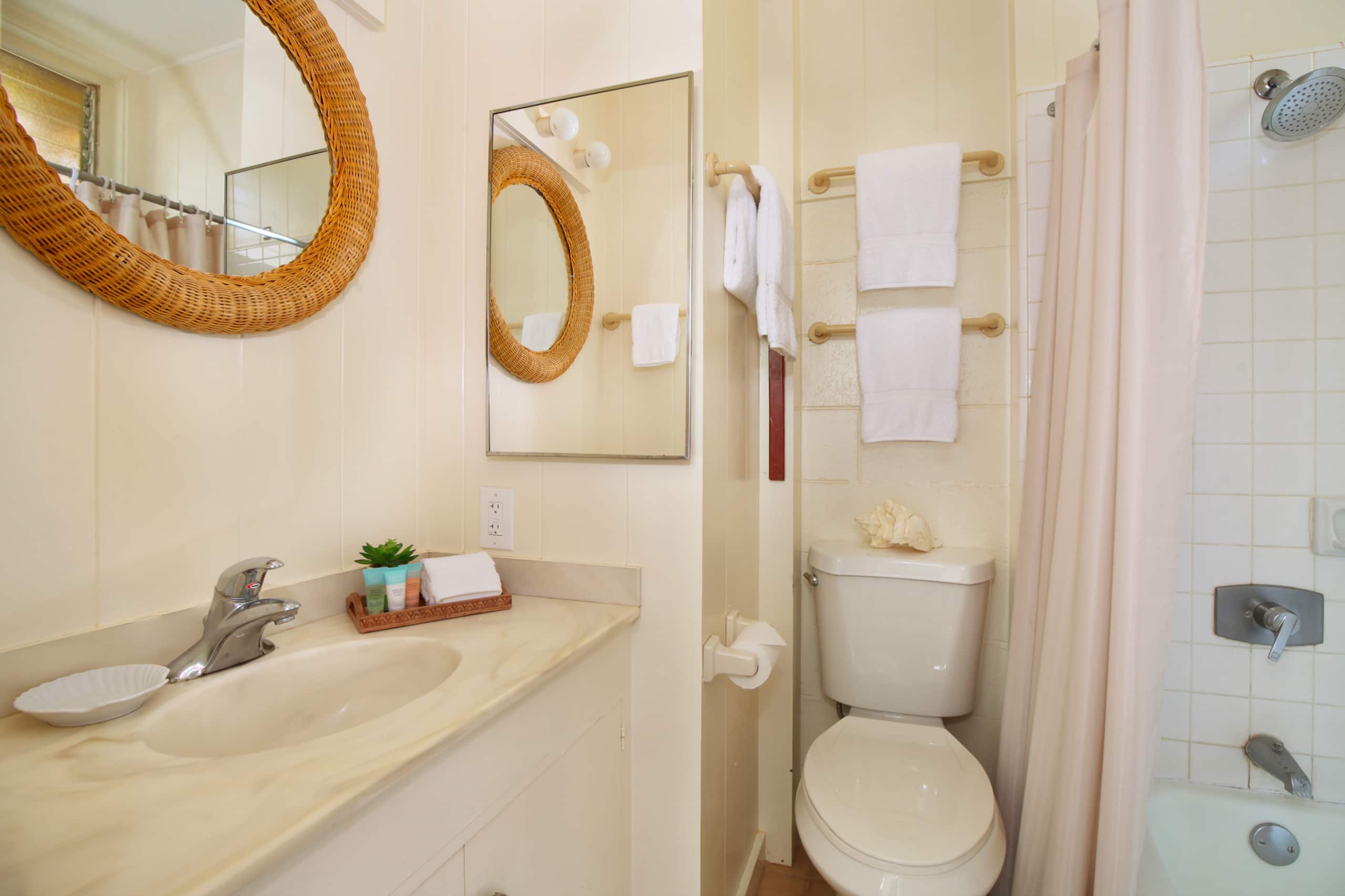 Home in Lihue · ★4.7 · 2 bedrooms · 3 beds · 2 shared baths - Image 9