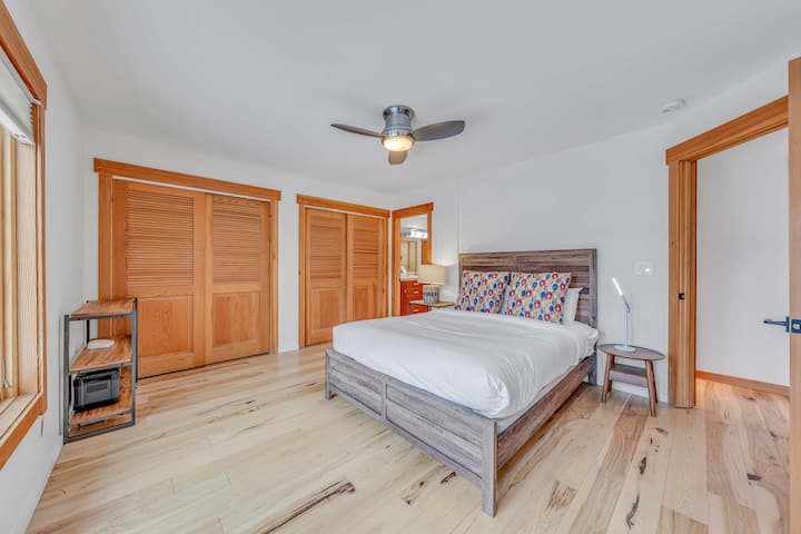 Bedroom 1: Queen bed, upper floor