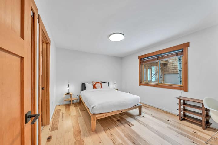 Bedroom 3: Queen bed, en-suite bathroom, main floor