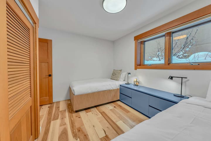 Bedroom 6: Two twin beds, lower floor