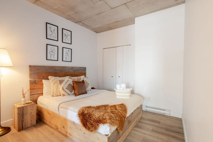 Mirna spavaća soba s udobnim teksturama i minimalističkim stilom.