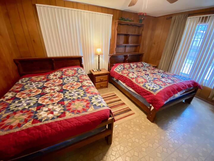 ห้องนอน 1 มี (2) เตียงควีนไซส์