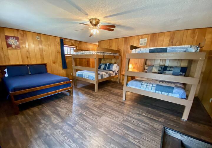 ห้องนอน 2 มีพื้นใหม่เครื่องนอนใหม่เตียงควีนไซส์และเตียงสองชั้นควีนไซส์ (2) ชุด