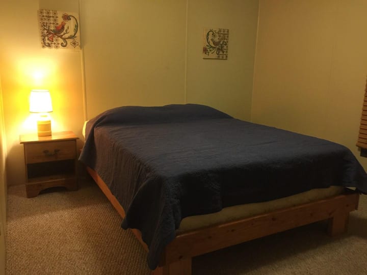 غرفة نوم واسعة.