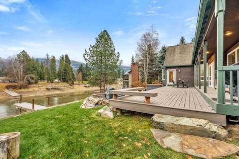 Lakeside Escape Waterfront w/ Hot Tub + MTN Views!