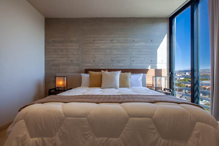 Sumérgete en la comodidad de camas amplias y lujosas diseñadas para un descanso y una relajación profundos