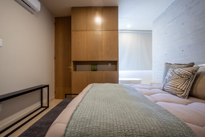 Sumérgete en la comodidad de camas amplias y lujosas diseñadas para un descanso y una relajación profundos