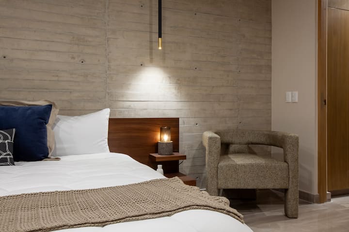 Dormitorio principal en la 1.ª planta con acceso directo a la piscina privada y la terraza