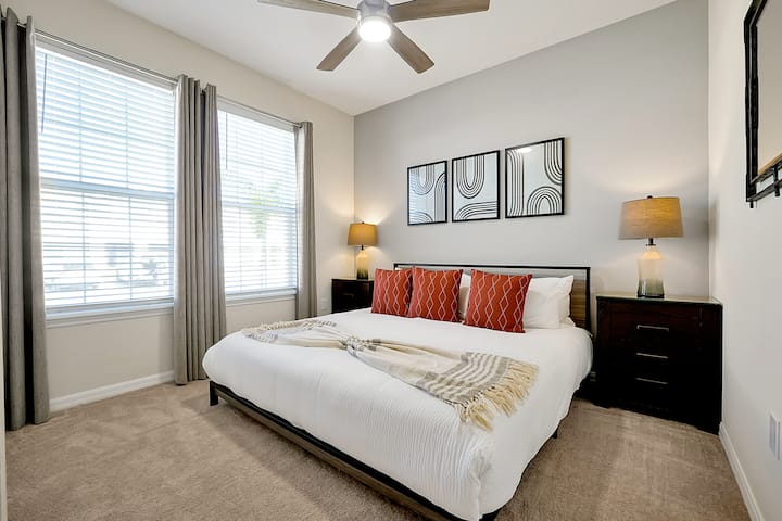 Duerme con estilo en este dormitorio bellamente diseñado con una cama tamaño king, iluminación suave y decoración elegante. Un retiro relajante para una buena noche de sueño.