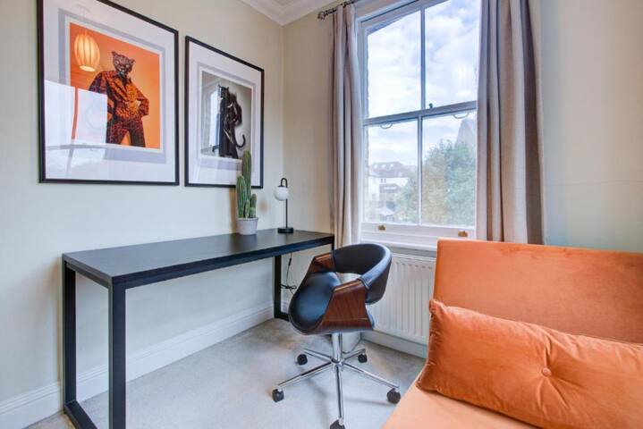 Entire house,25 mins to Waterloo gallery image 3