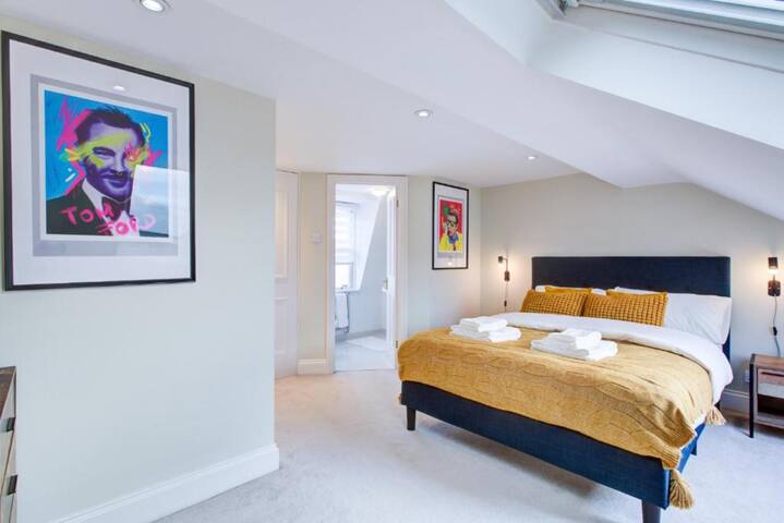 Entire house,25 mins to Waterloo gallery image 4