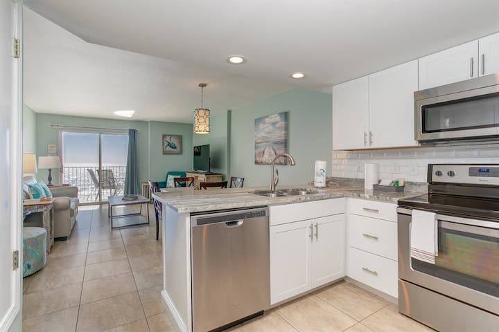 Clearwater 3b! Beachfront Condo W/ Pool Access - Gulf Shores, AL