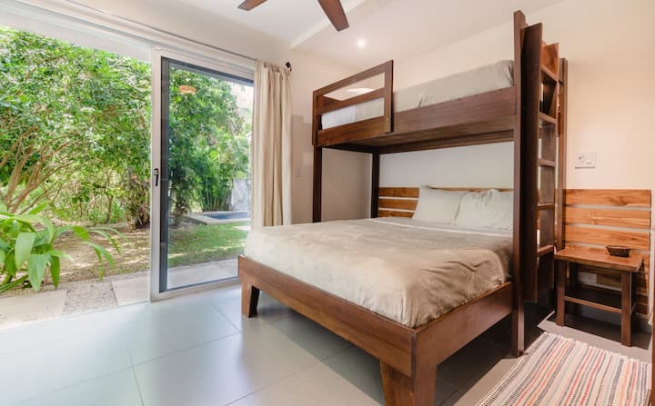 这个温馨舒适的空间是一个舒适的度假胜地，拥有时尚的装饰和宁静的氛围，非常适合在一天的探索后度过安静的夜晚。」