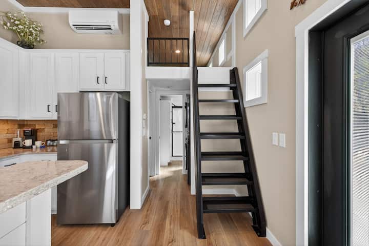 Para acceder al loft hay que subir escaleras, por lo que puede no ser adecuado para niños pequeños, huéspedes de edad avanzada o personas con movilidad o equilibrio reducidos. Tenga cuidado al usar las escaleras y el área del loft.