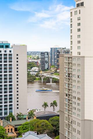 Central 2-Bed Apartment with River Views gallery image 2