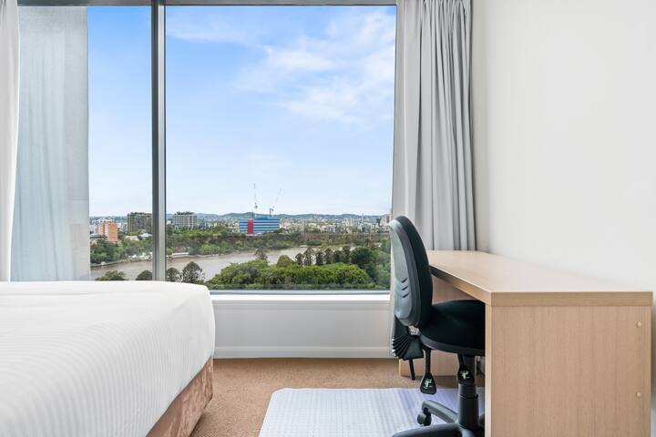 Central 2-Bed Apartment with River Views gallery image 4